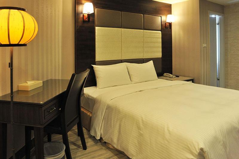 Maple Hotel Second Branch Tainan Exterior foto